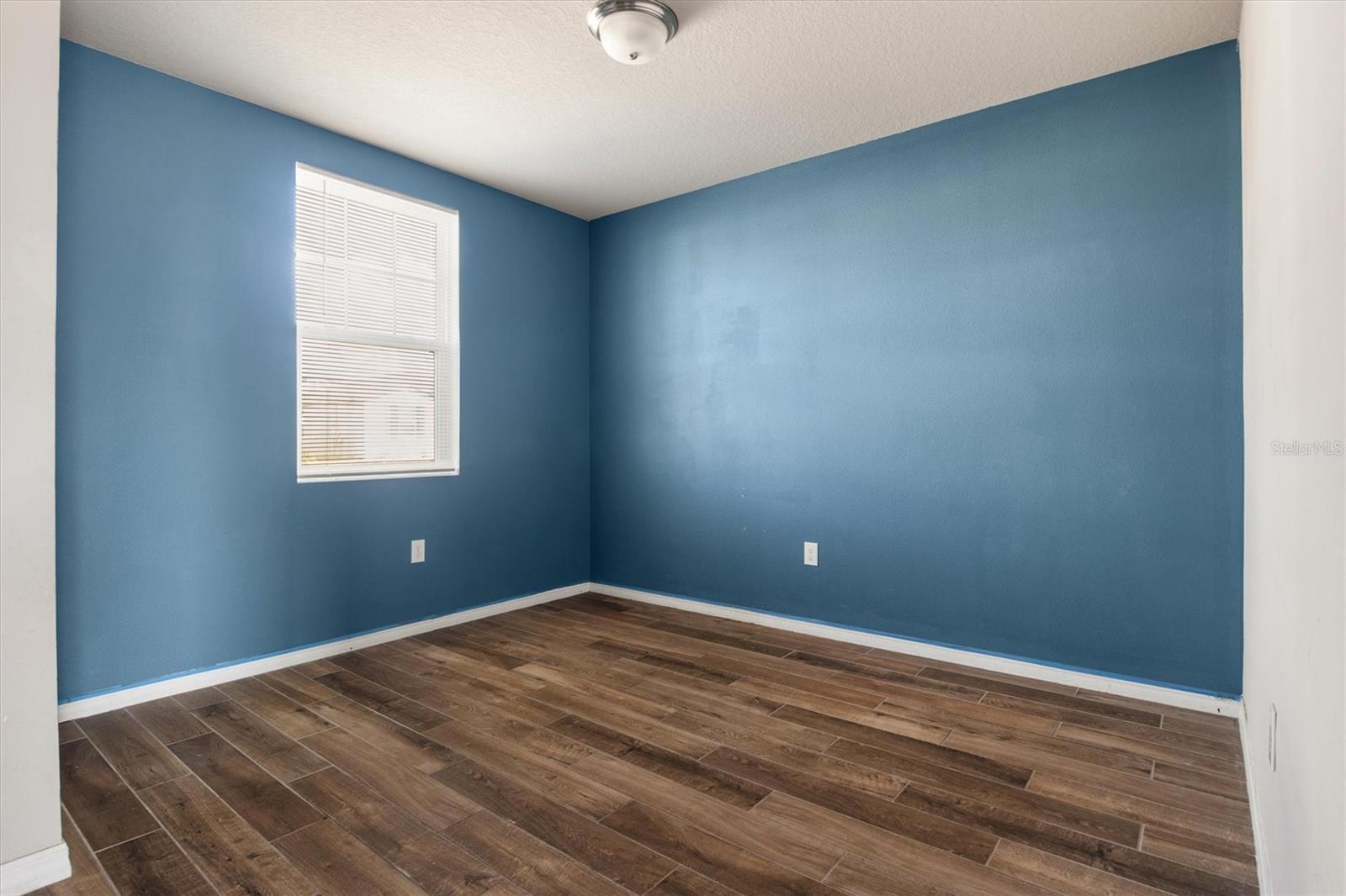 Image 7 of 26 For 884 Cambridge Drive