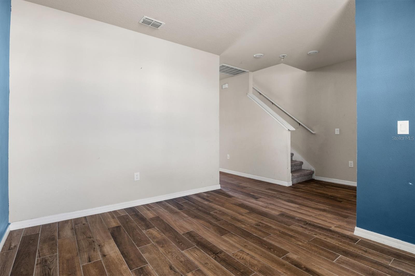 Image 8 of 26 For 884 Cambridge Drive