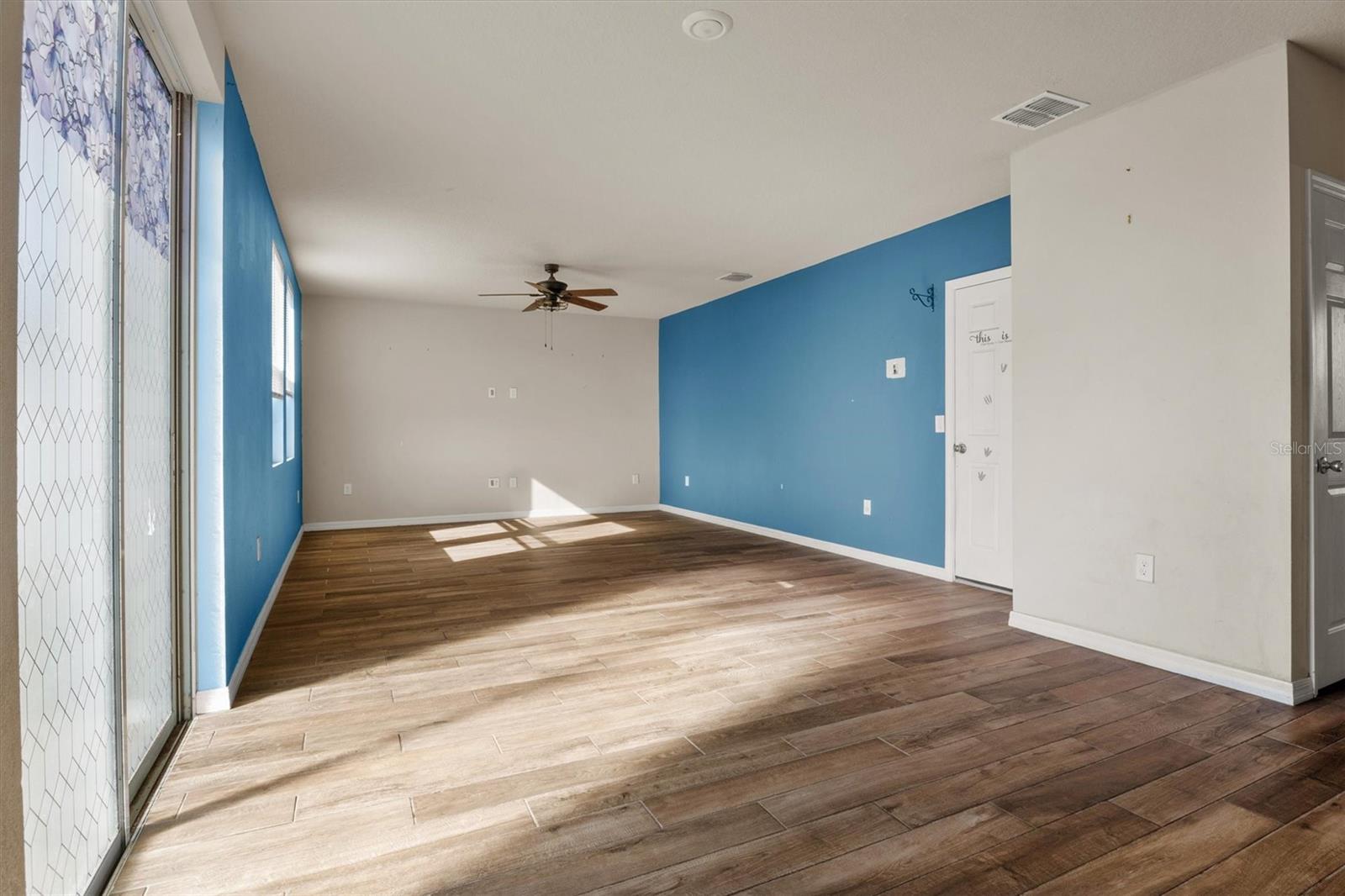 Image 9 of 26 For 884 Cambridge Drive