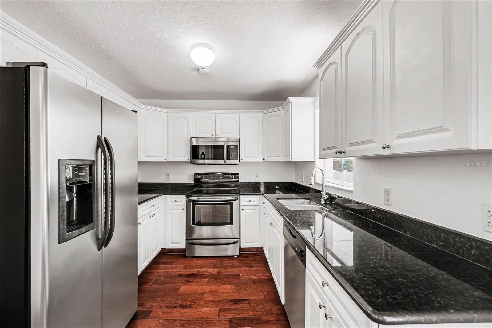 Listing photo id 10 for 1702 North Street