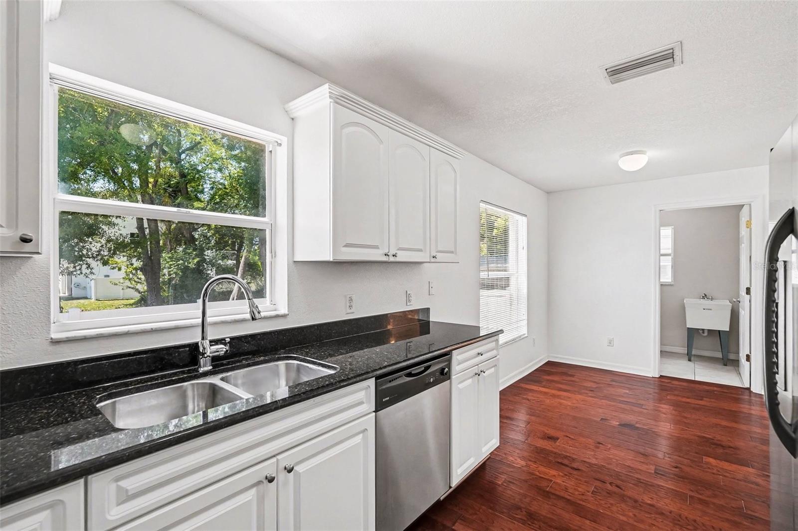 Listing photo id 11 for 1702 North Street