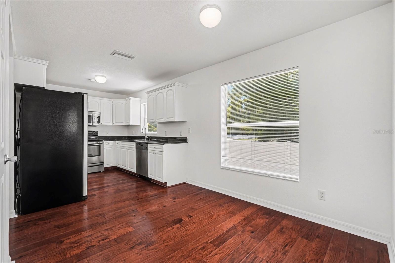 Listing photo id 12 for 1702 North Street