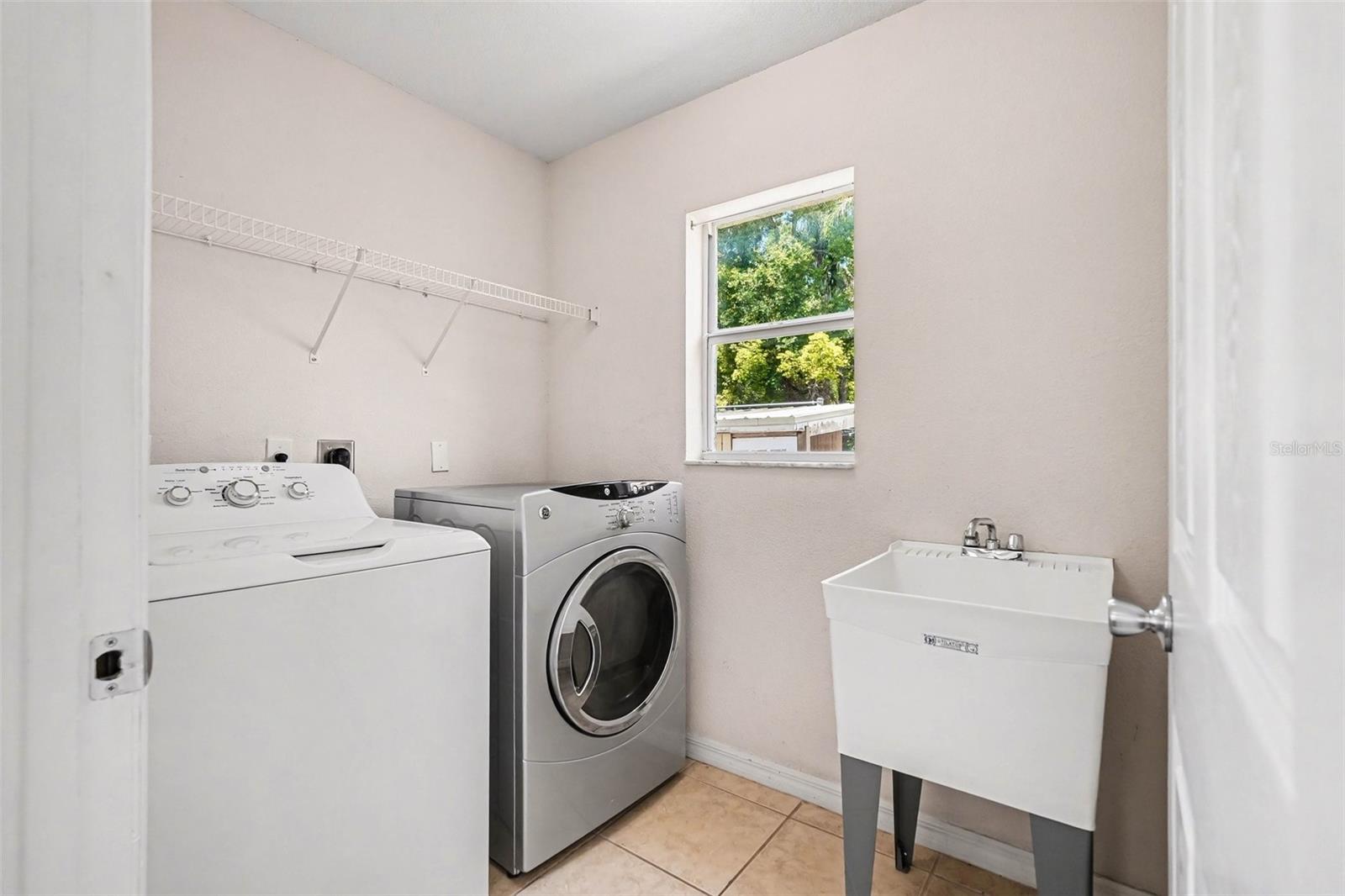 Listing photo id 27 for 1702 North Street