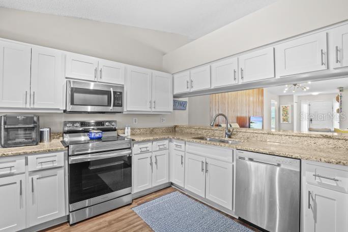 Image 16 of 53 For 421 Benson Street