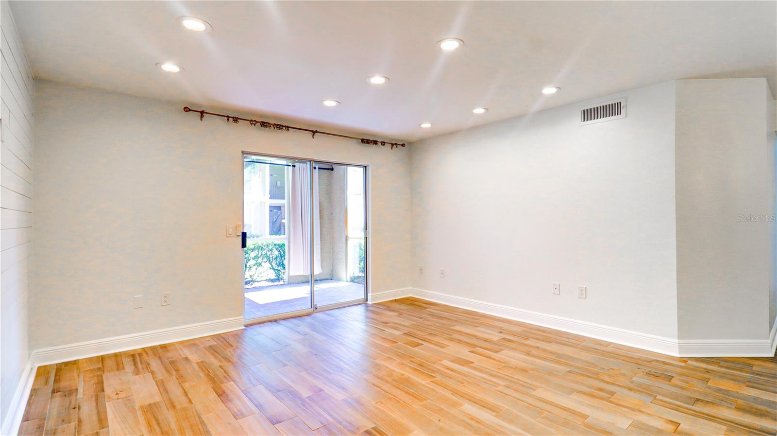Image 4 of 35 For 9481 Highland Oak Drive 1001
