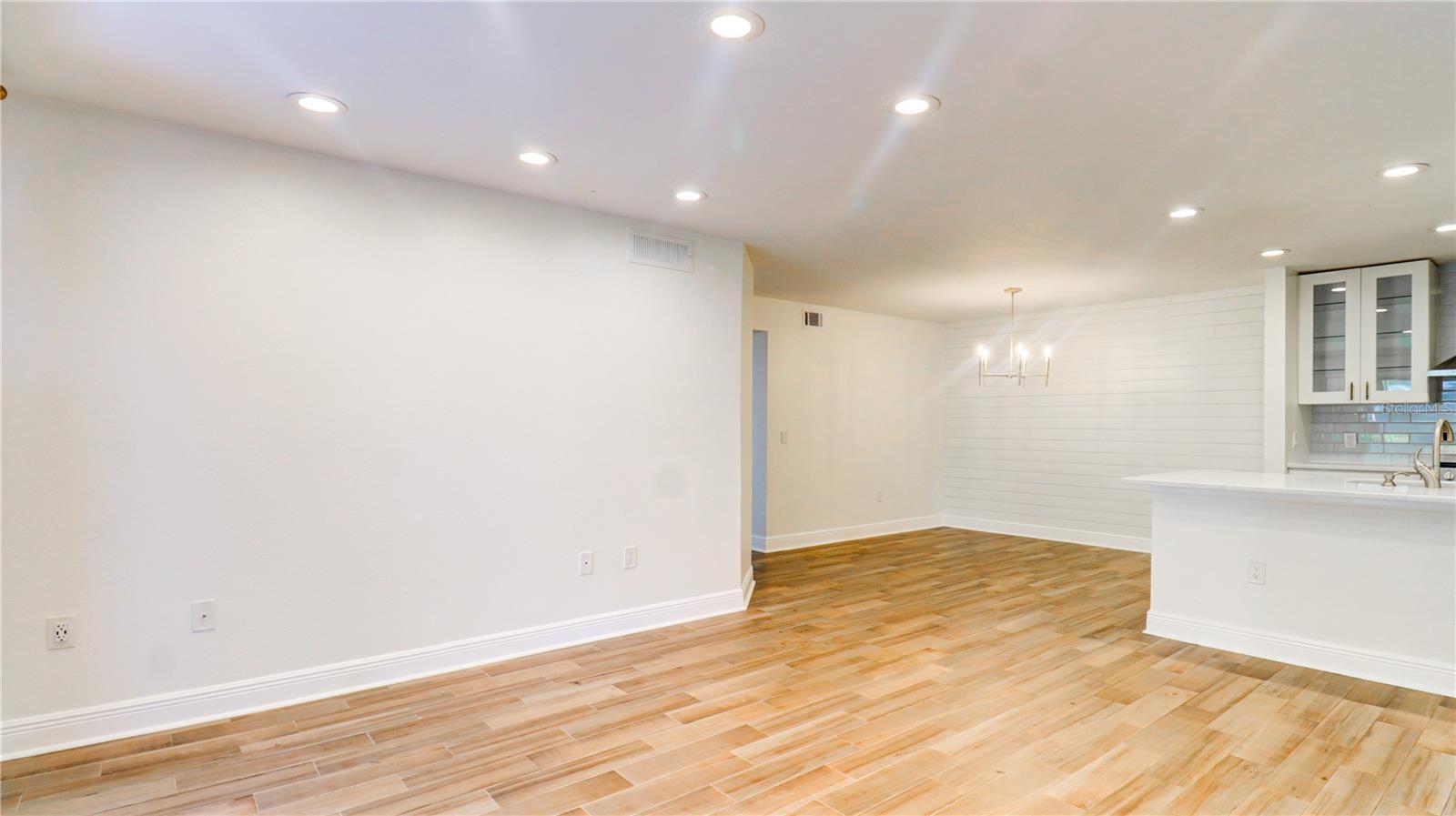 Image 6 of 35 For 9481 Highland Oak Drive 1001