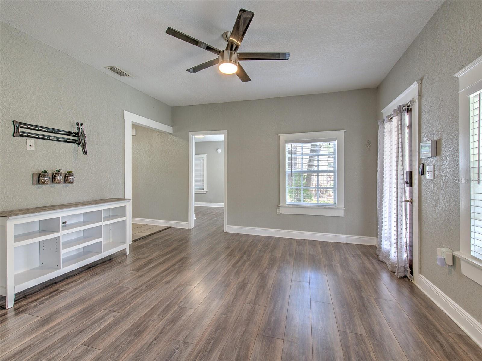 Image 19 of 27 For 728 Hanlon Street