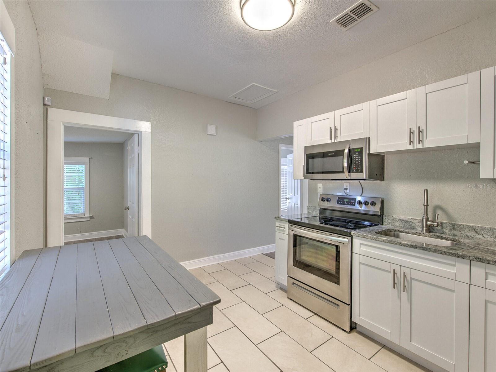 Image 7 of 27 For 728 Hanlon Street
