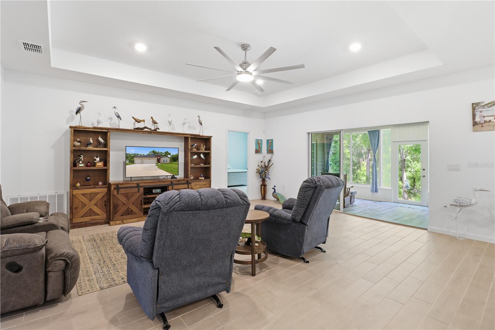 Image 9 of 46 For 19511 77th Loop