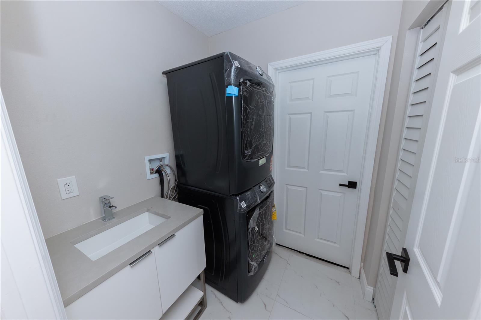 Image 43 of 69 For 2187 Waterside Drive