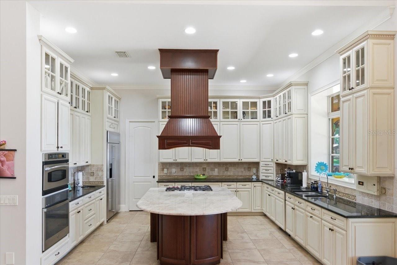 Listing photo id 15 for 18258 Wayne Road