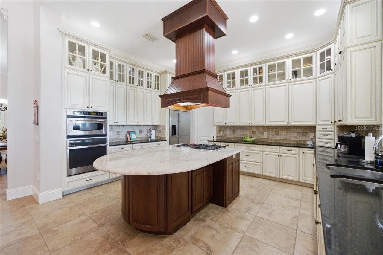 Listing photo id 16 for 18258 Wayne Road