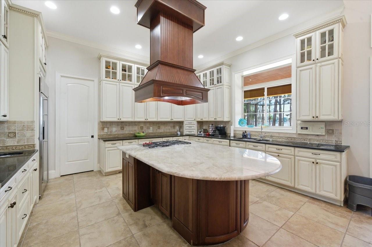 Listing photo id 17 for 18258 Wayne Road