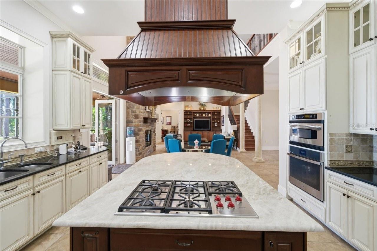 Listing photo id 19 for 18258 Wayne Road