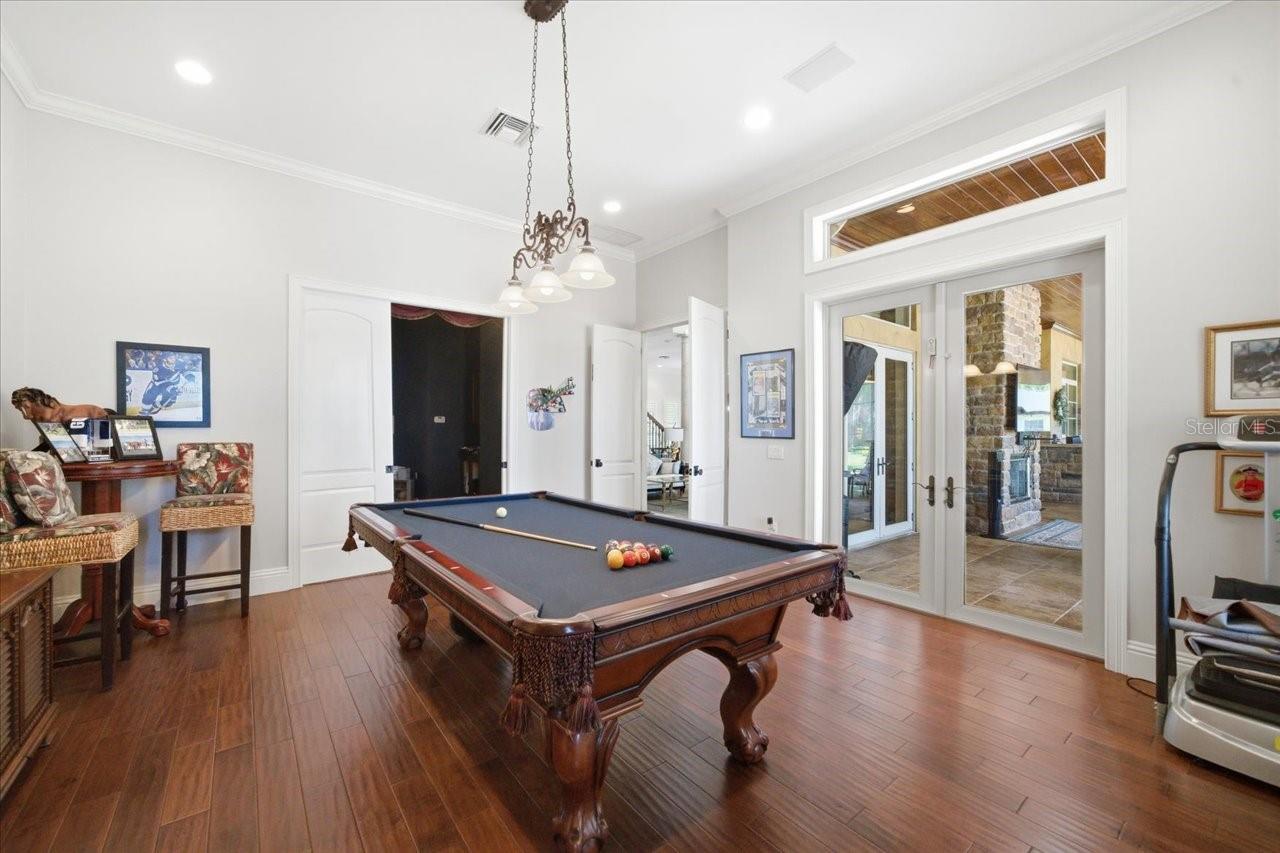 Listing photo id 33 for 18258 Wayne Road