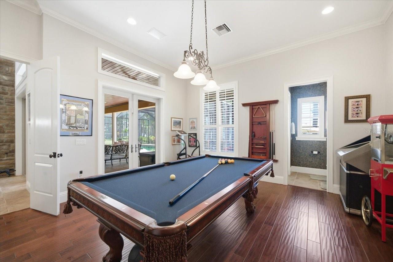 Listing photo id 34 for 18258 Wayne Road