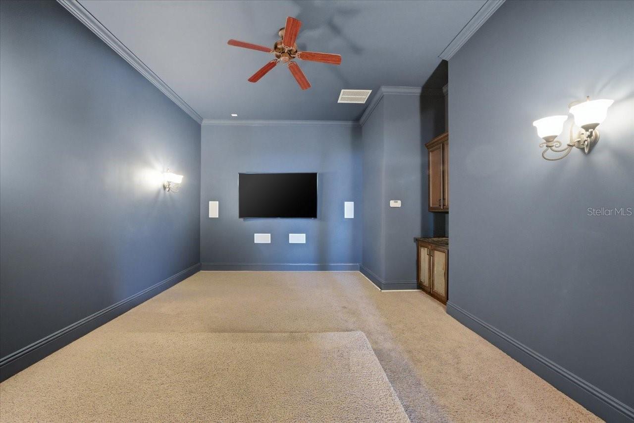 Listing photo id 36 for 18258 Wayne Road