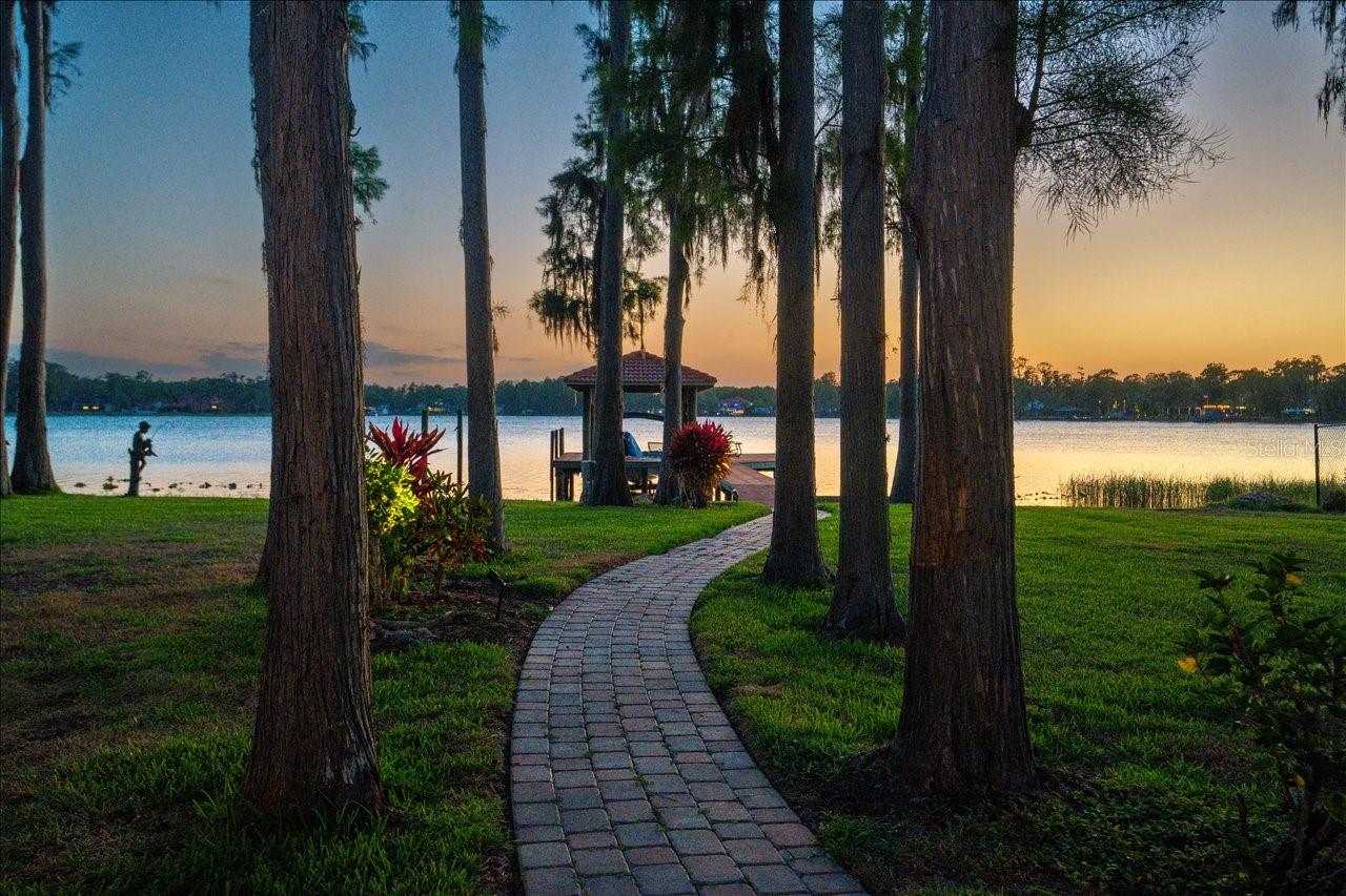 Listing photo id 2 for 18258 Wayne Road