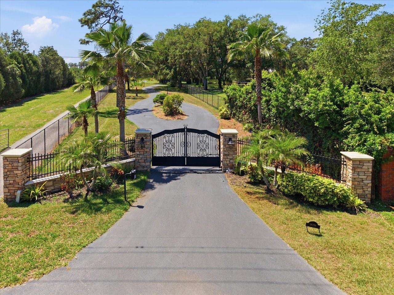 Listing photo id 3 for 18258 Wayne Road