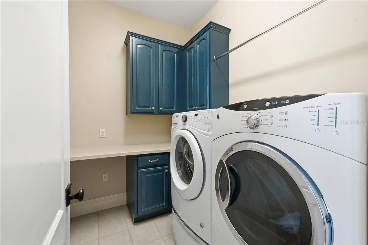 Listing photo id 59 for 18258 Wayne Road