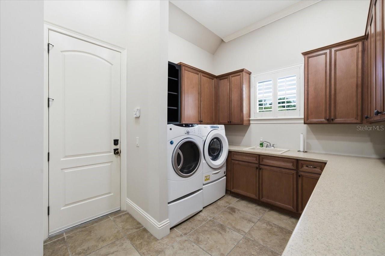 Listing photo id 60 for 18258 Wayne Road