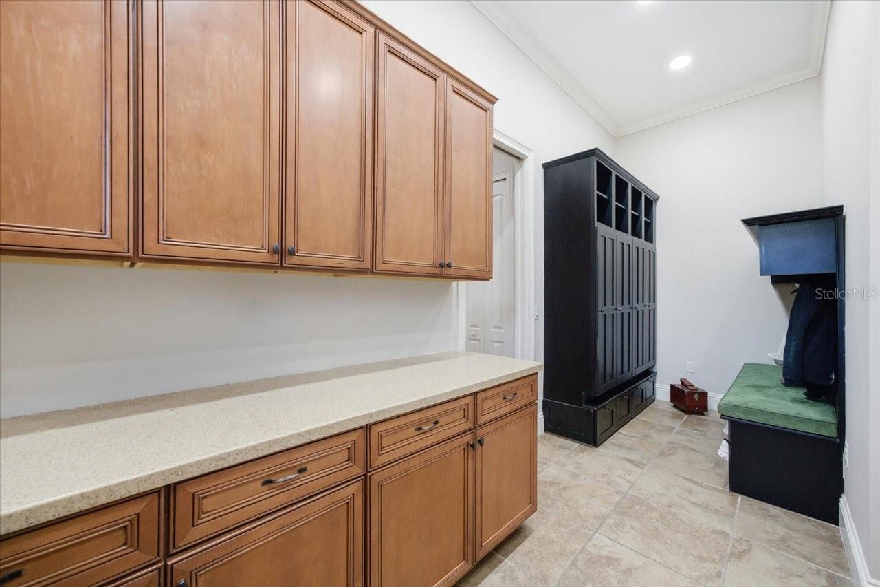 Listing photo id 61 for 18258 Wayne Road
