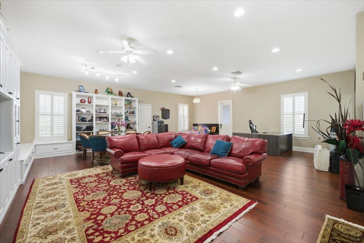 Listing photo id 63 for 18258 Wayne Road