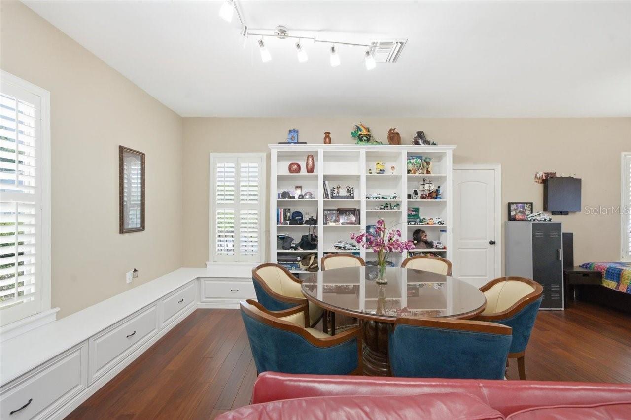 Listing photo id 64 for 18258 Wayne Road
