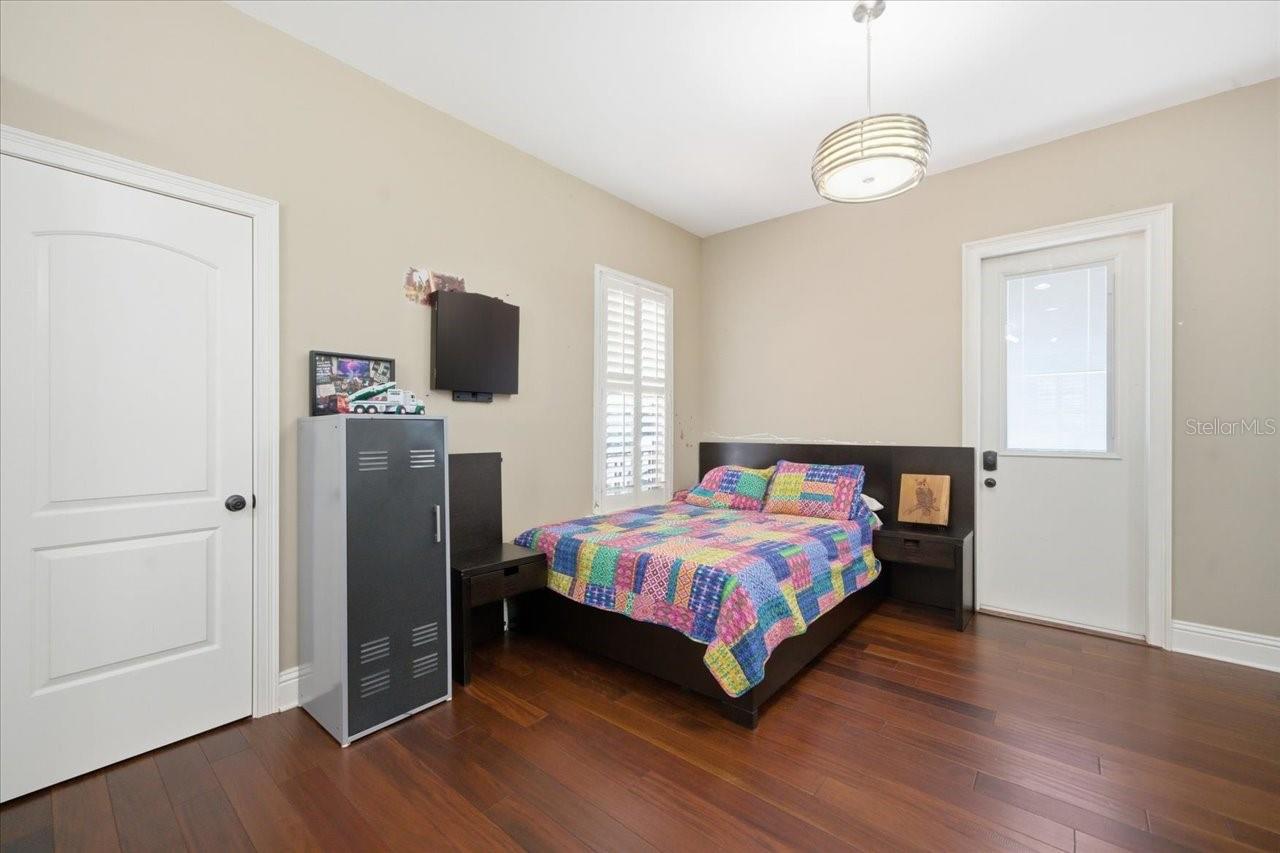 Listing photo id 66 for 18258 Wayne Road