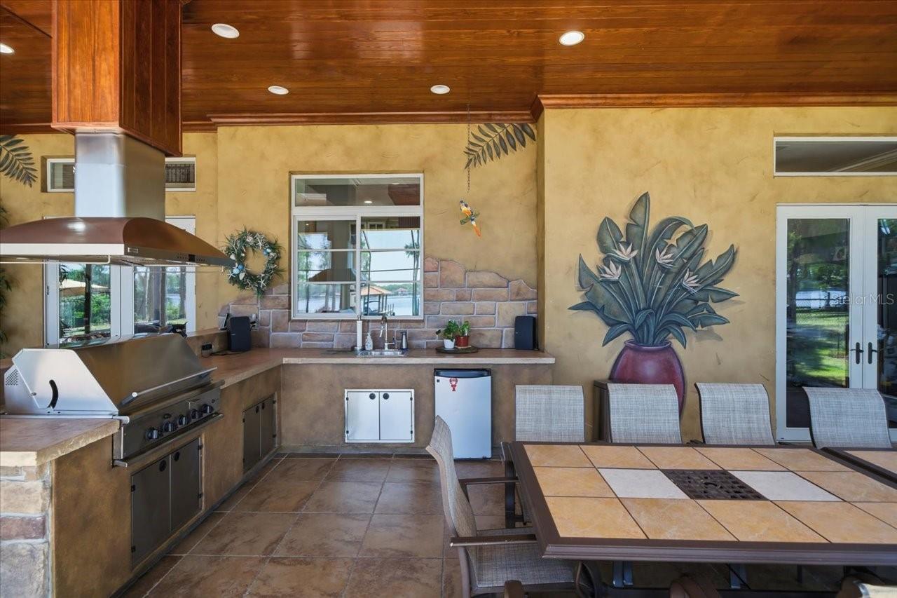 Listing photo id 72 for 18258 Wayne Road