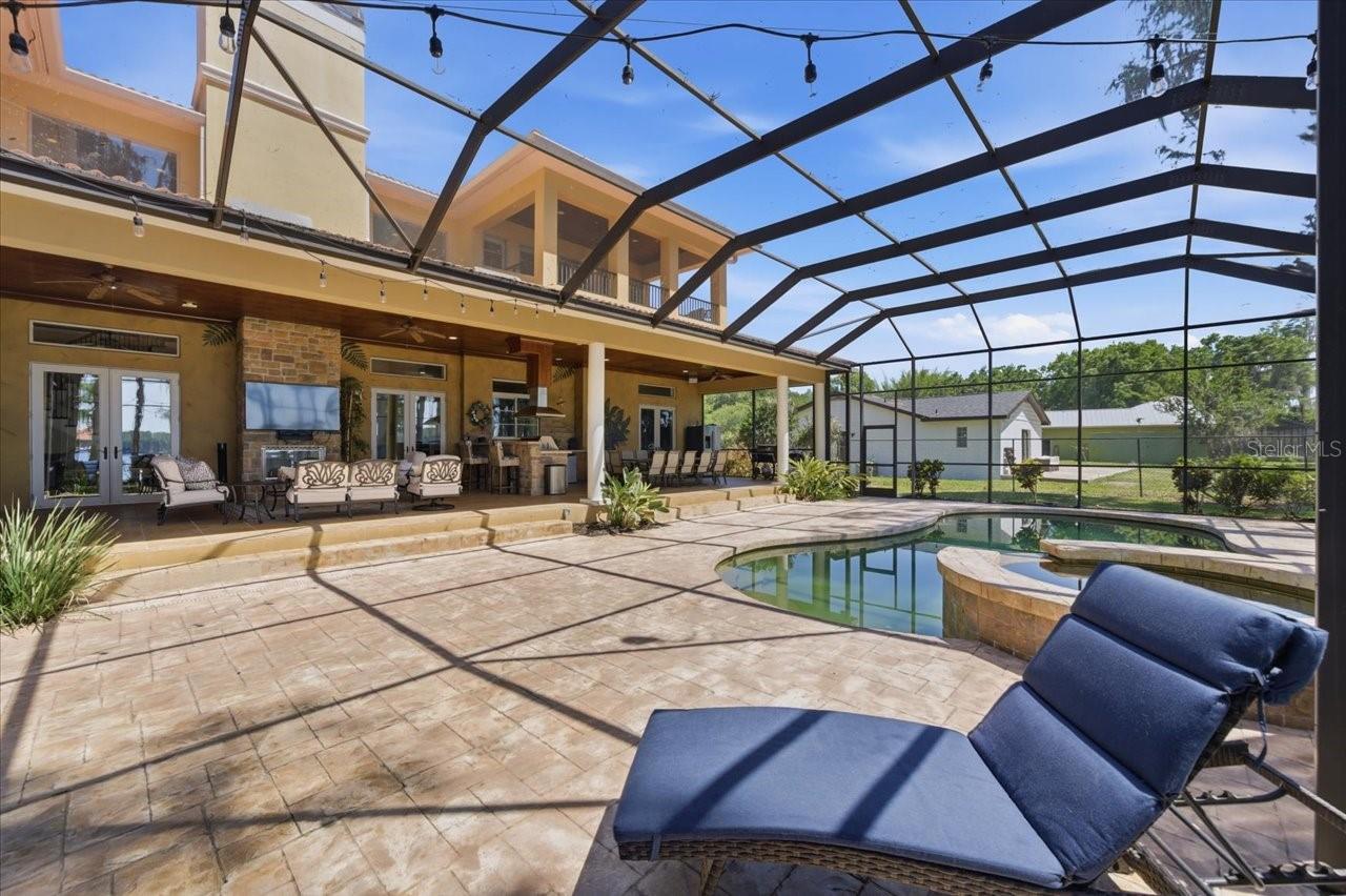Listing photo id 77 for 18258 Wayne Road