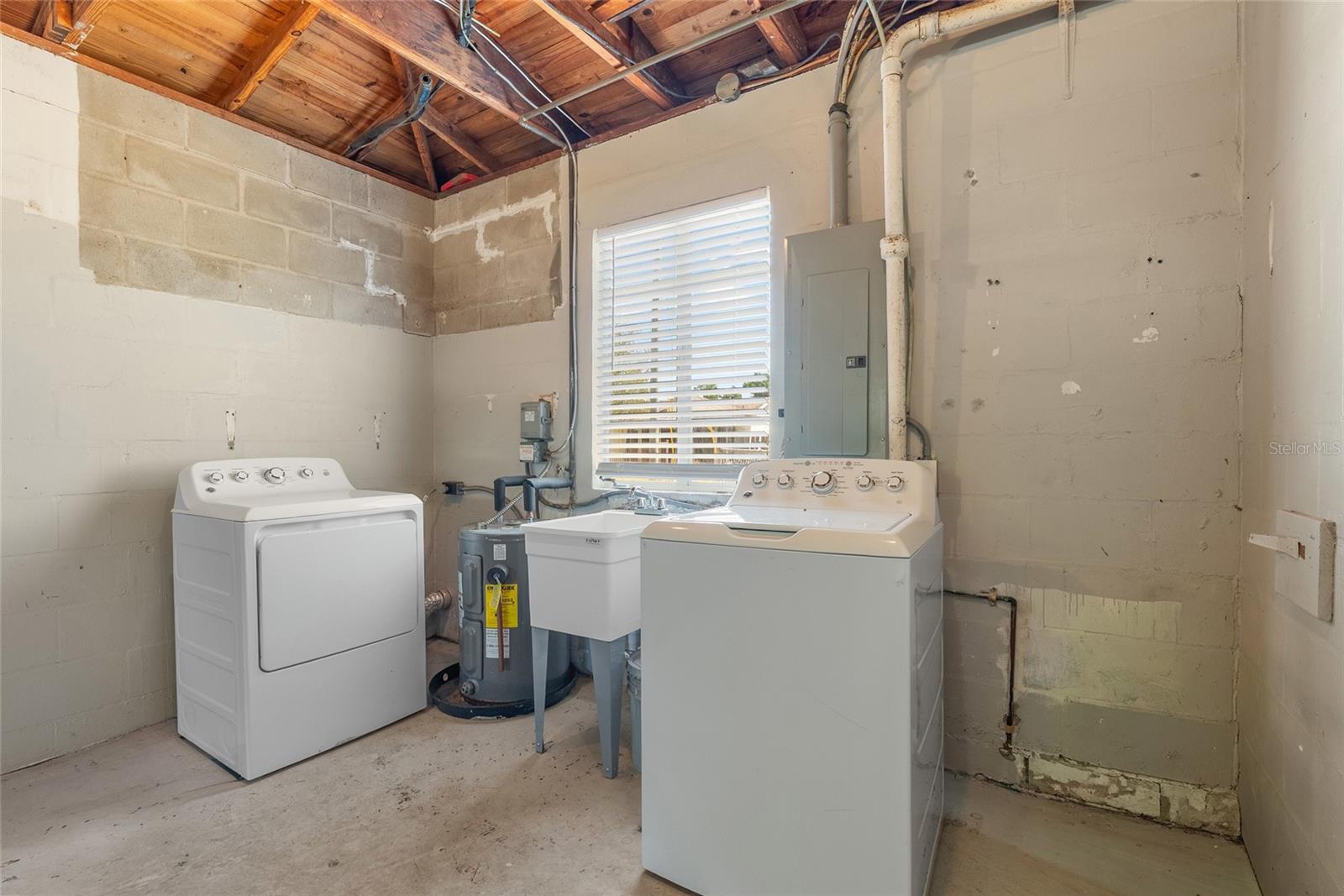 Image 32 of 45 For 4813 Lake Charles Drive N