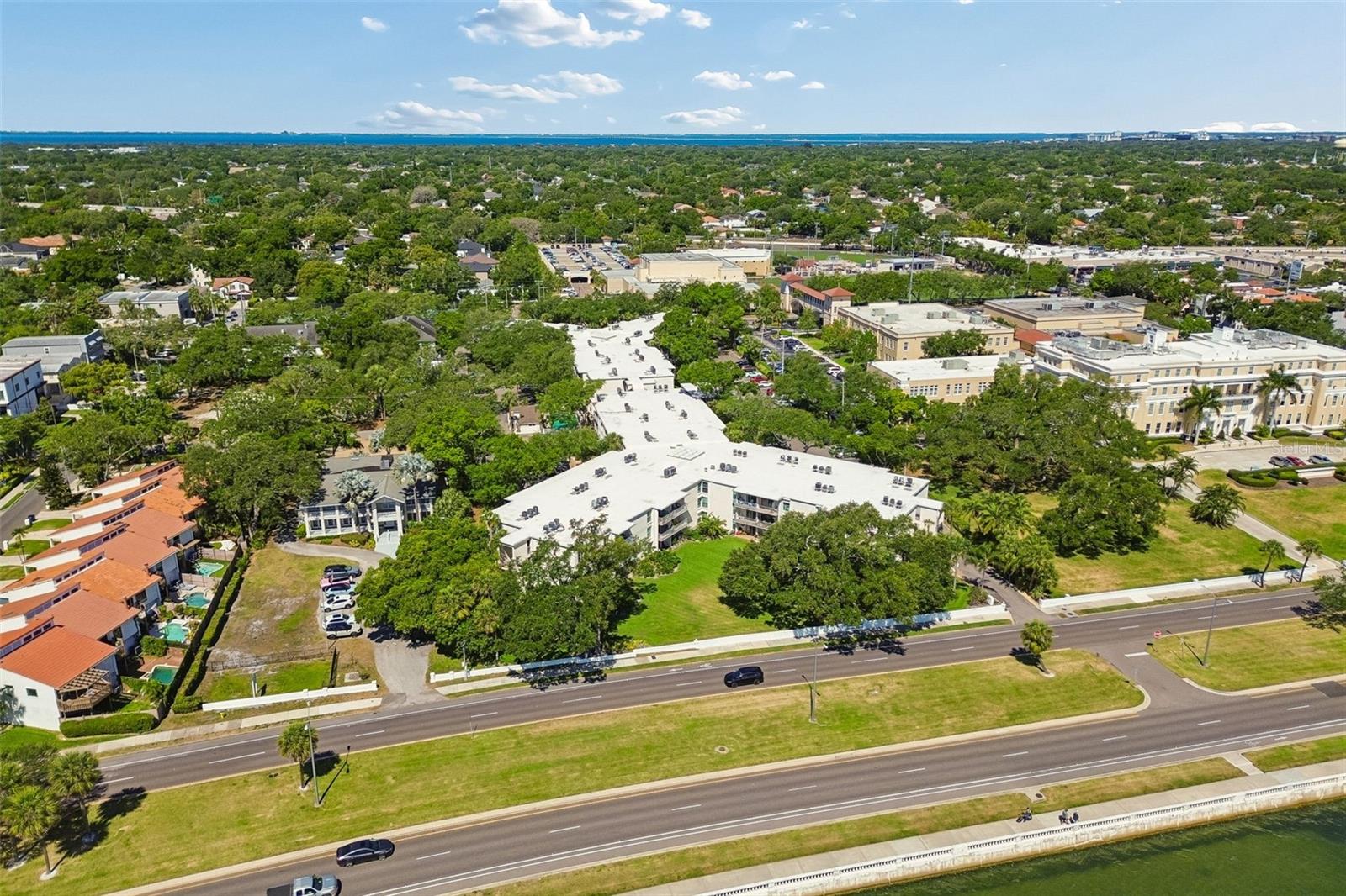 Image 21 of 33 For 3325 Bayshore Boulevard D14