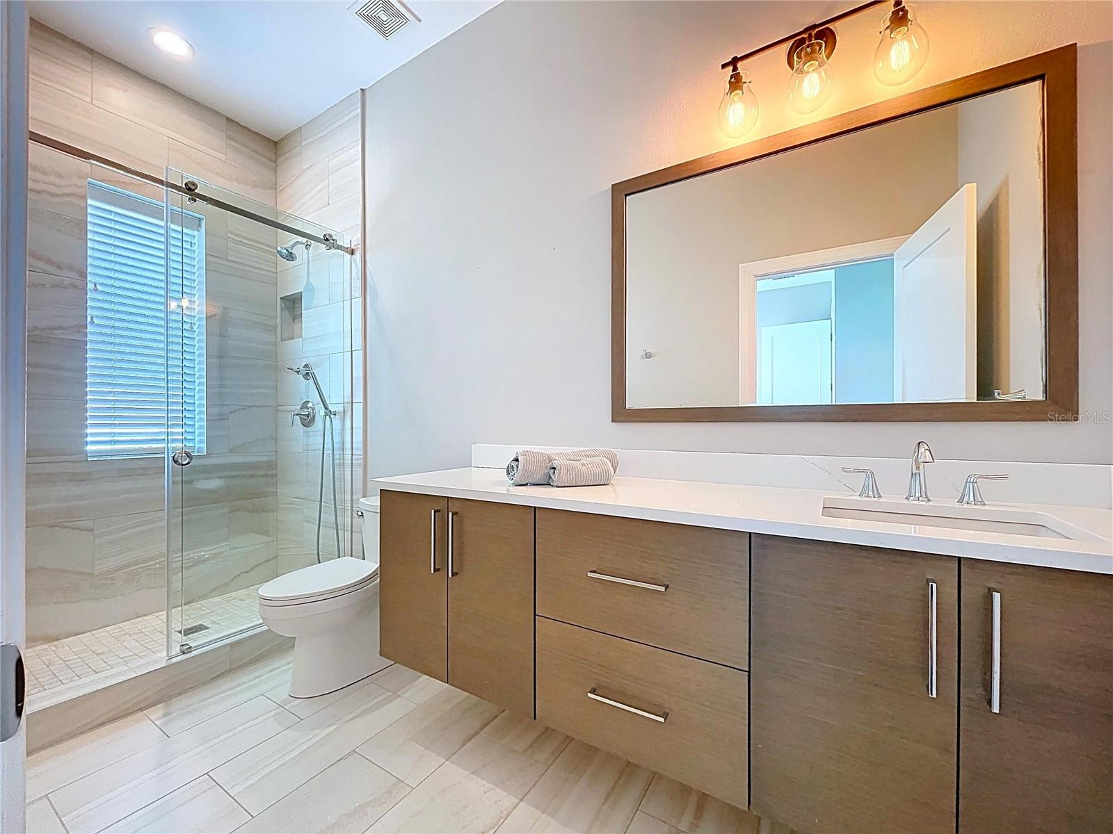 Image 38 of 70 For 306 Bay Plz  