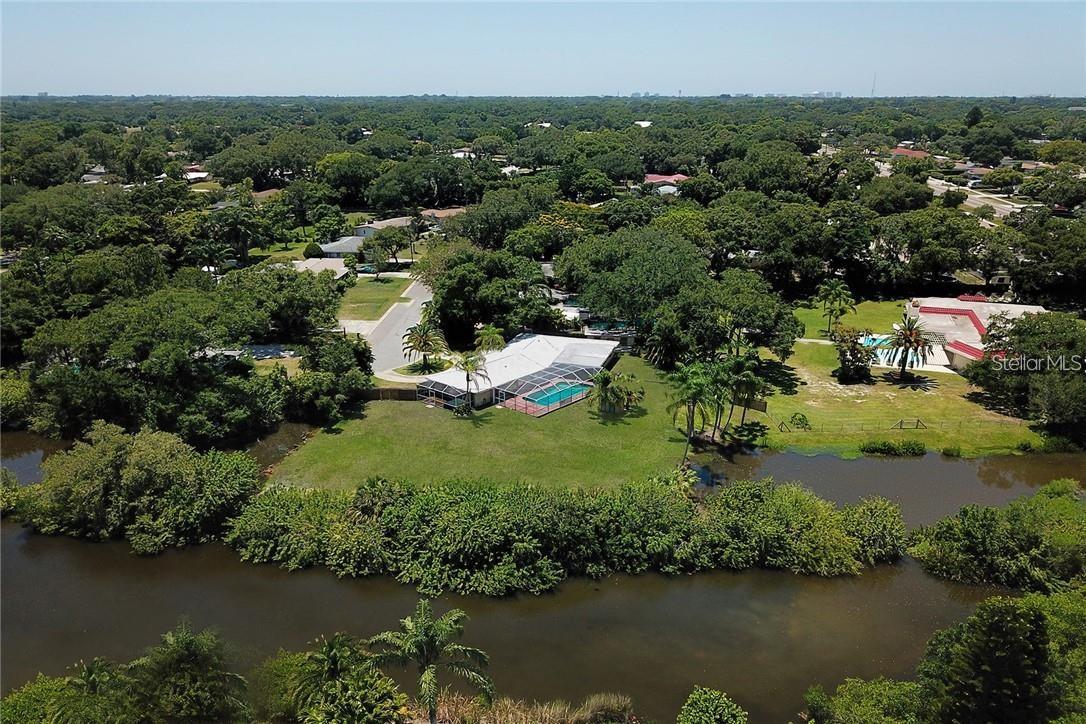 Listing photo id 8 for 1875 Belleair Road
