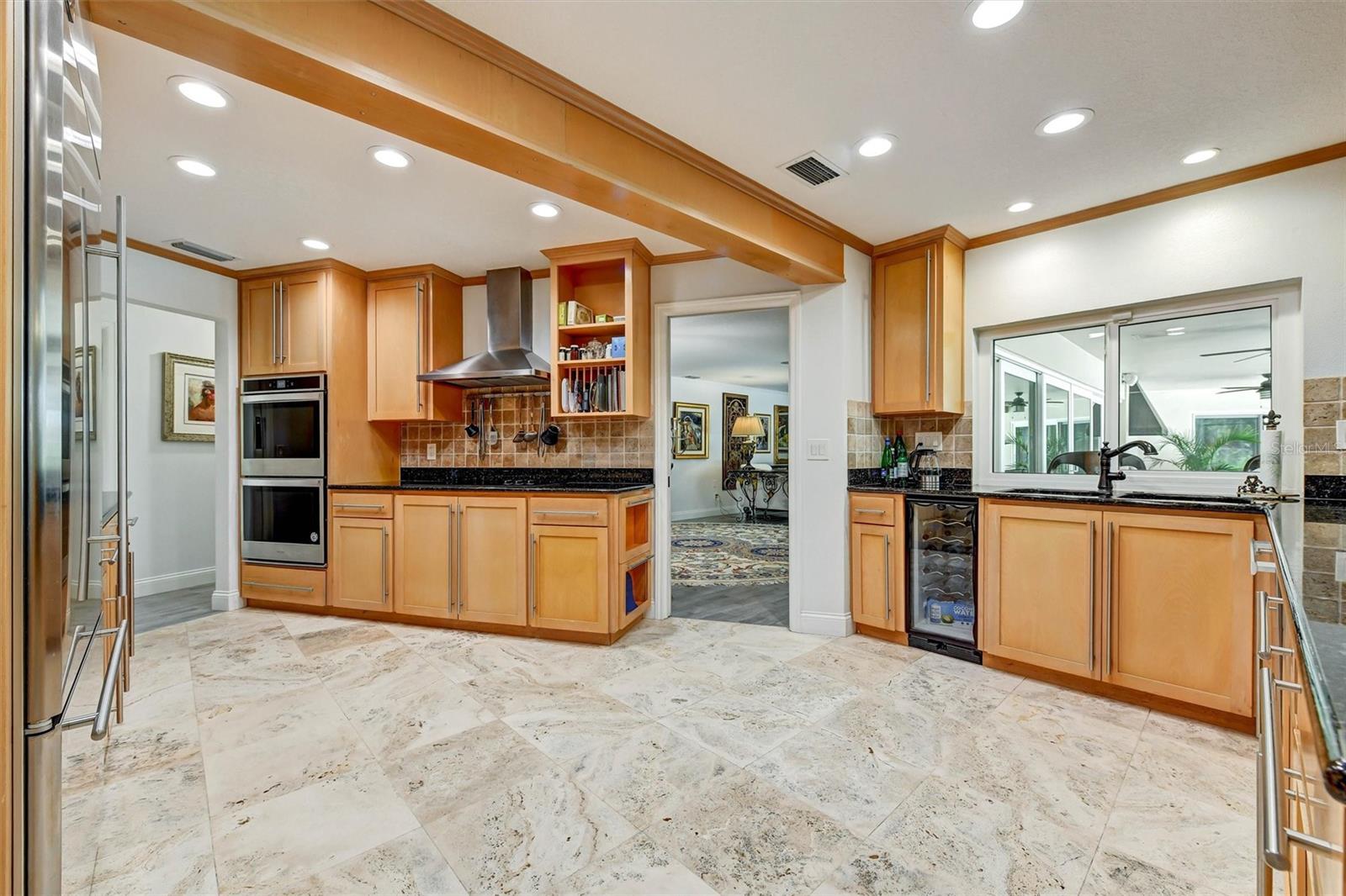Listing photo id 12 for 1875 Belleair Road