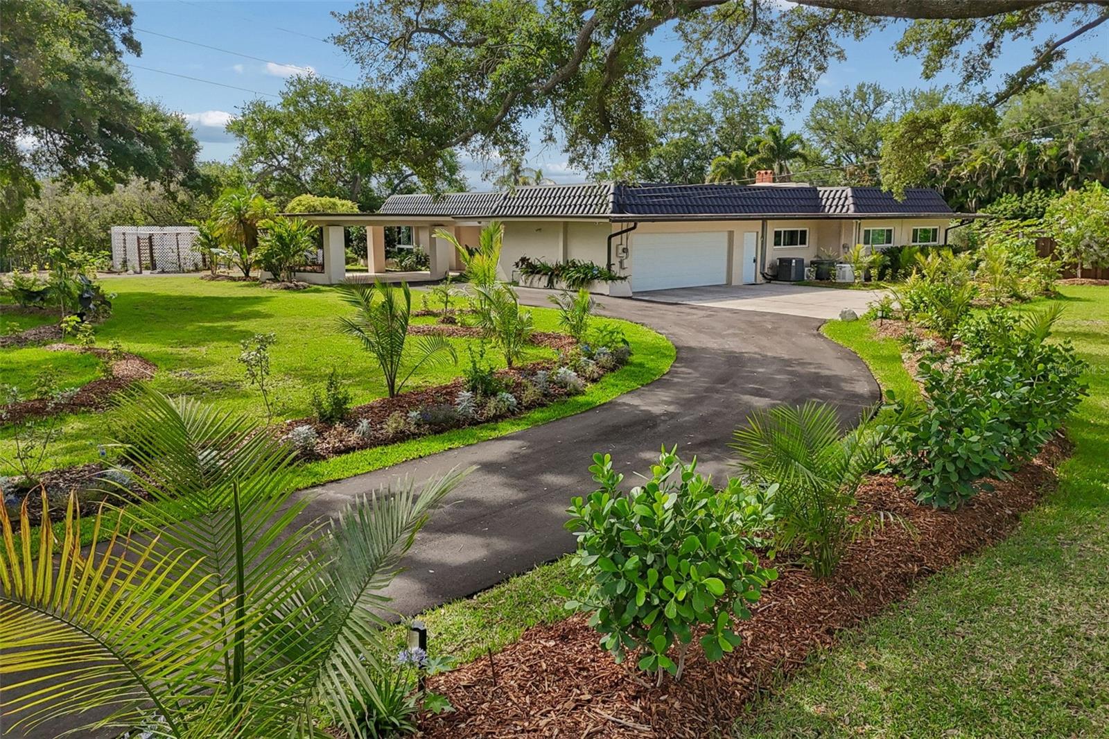 Listing photo id 0 for 1875 Belleair Road
