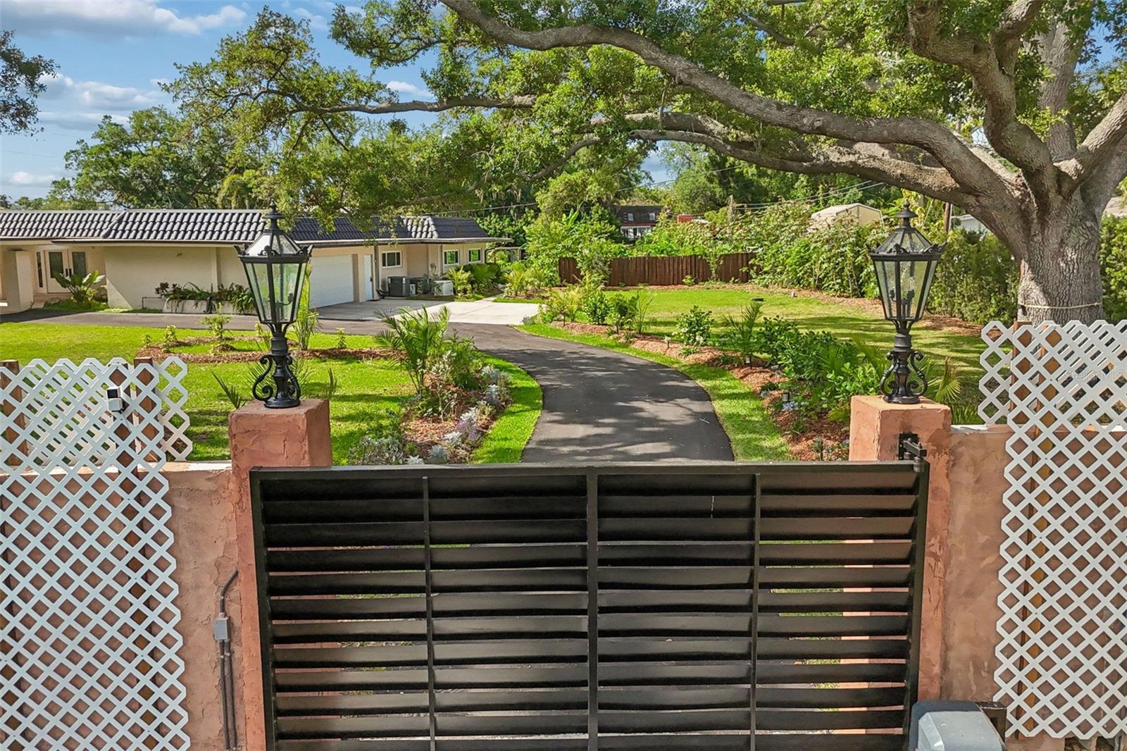 Listing photo id 2 for 1875 Belleair Road