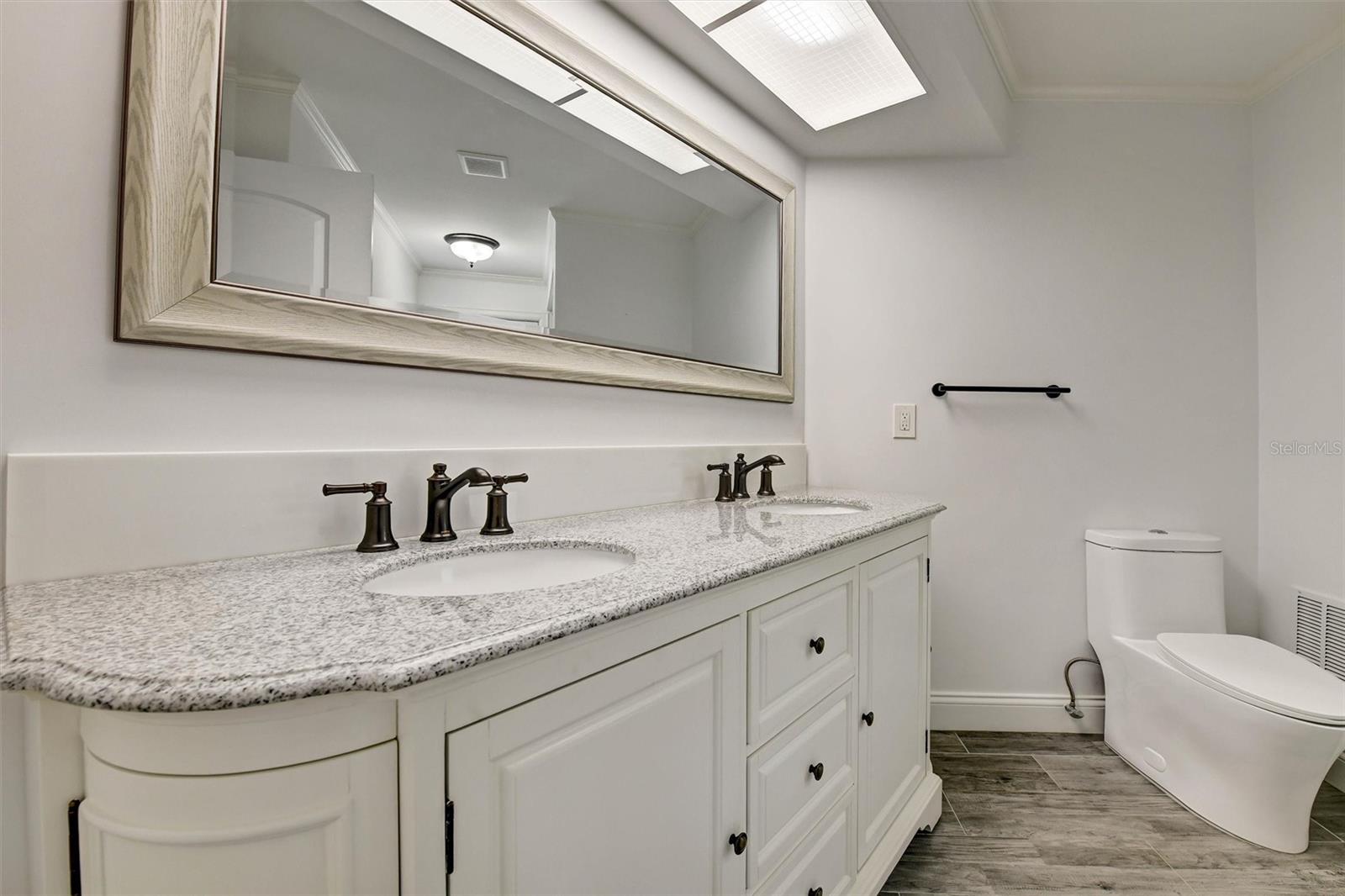 Listing photo id 47 for 1875 Belleair Road