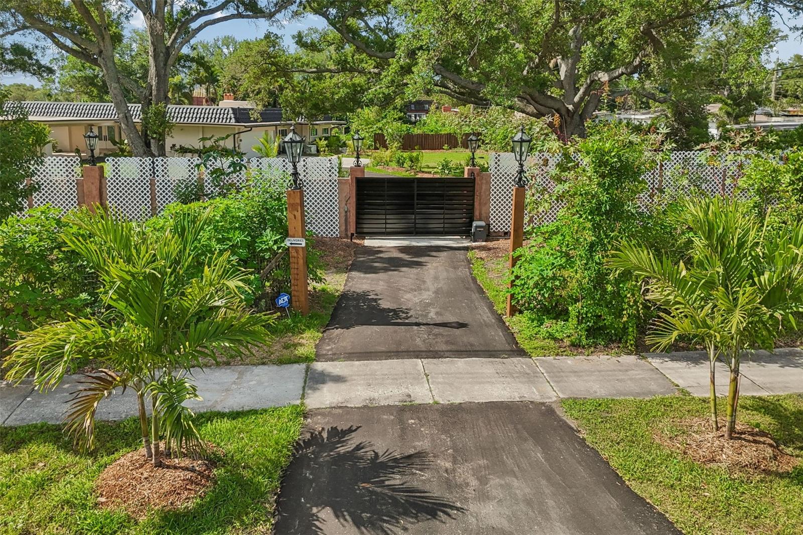Listing photo id 4 for 1875 Belleair Road
