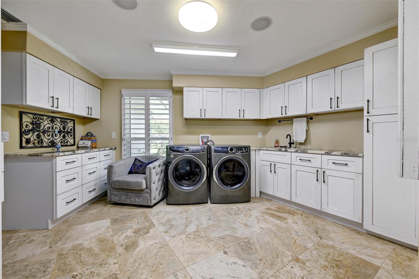 Listing photo id 60 for 1875 Belleair Road