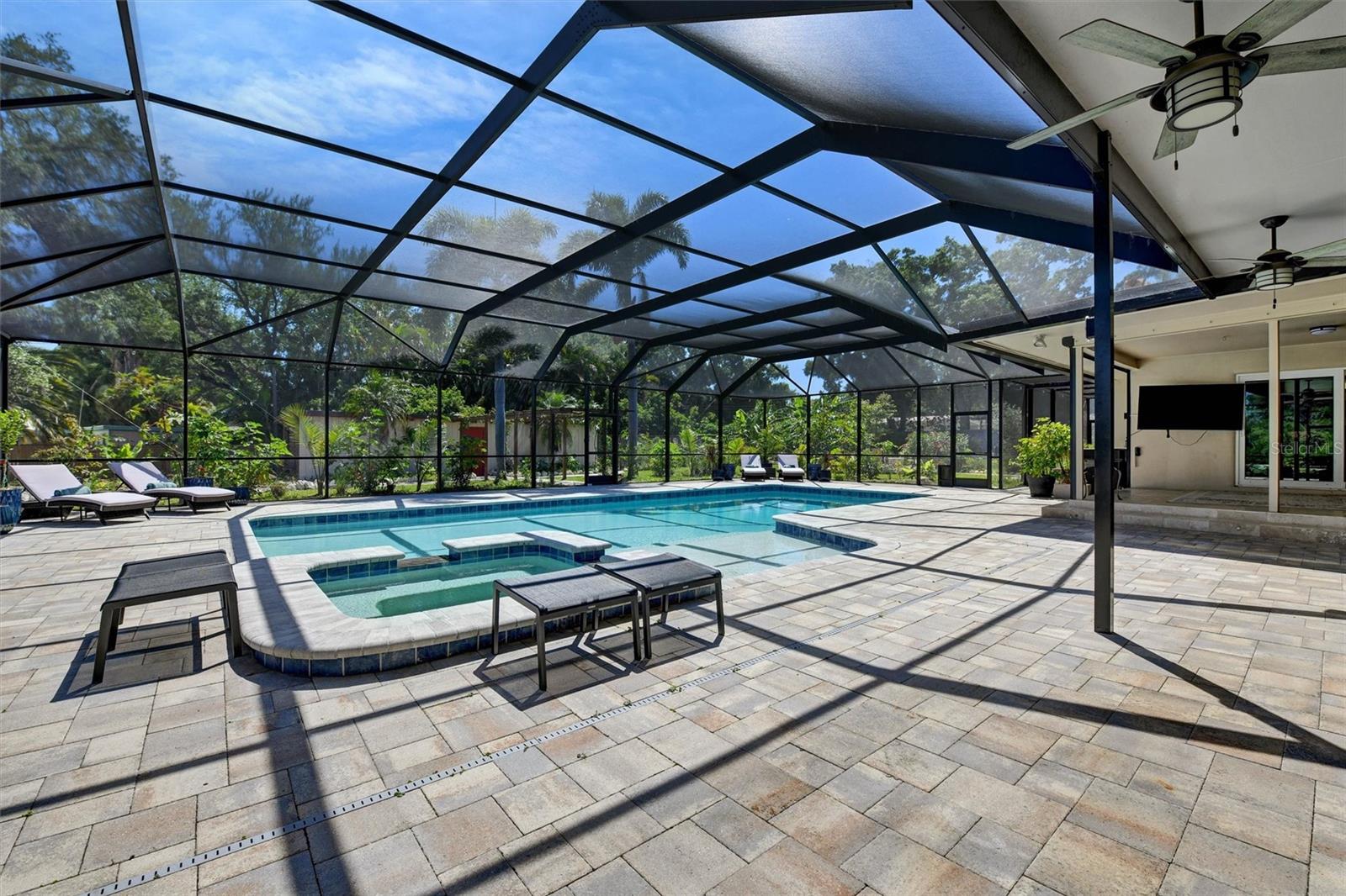 Listing photo id 75 for 1875 Belleair Road