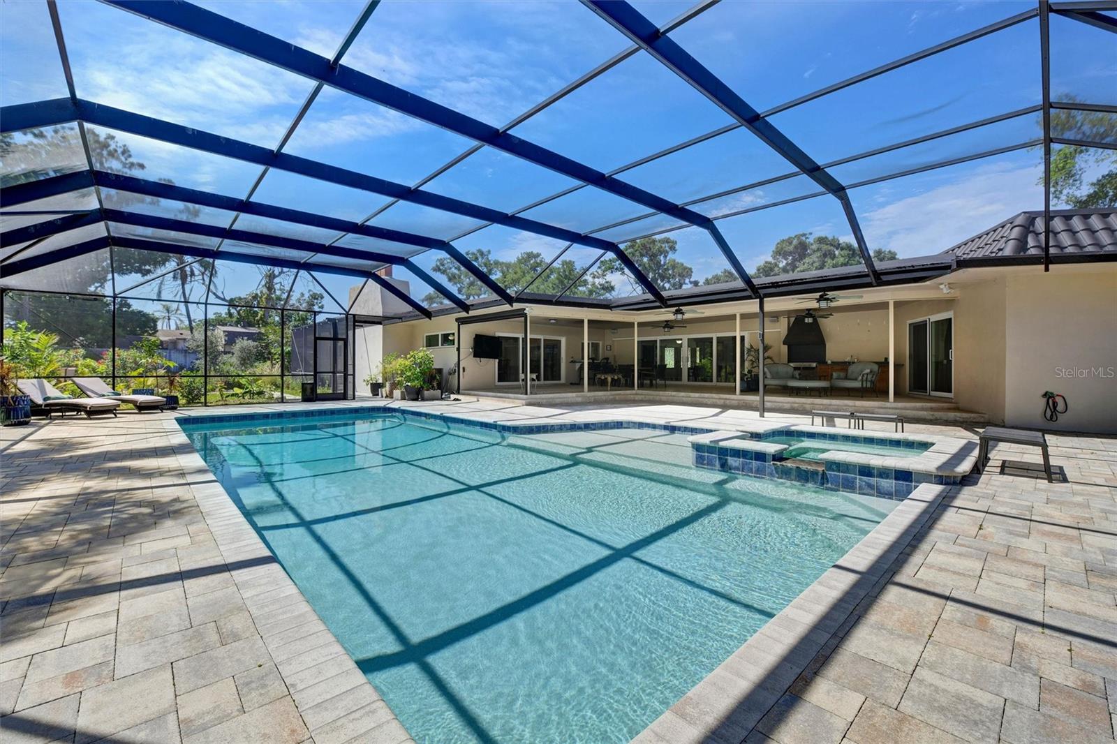 Listing photo id 76 for 1875 Belleair Road