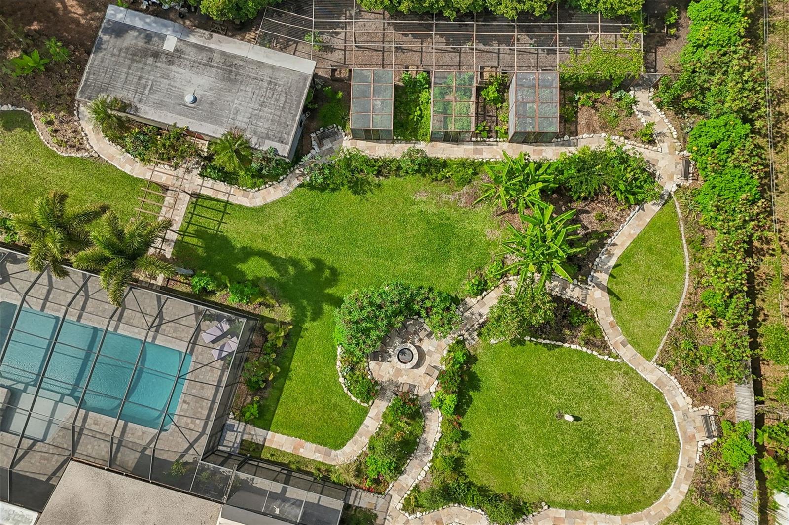 Listing photo id 84 for 1875 Belleair Road