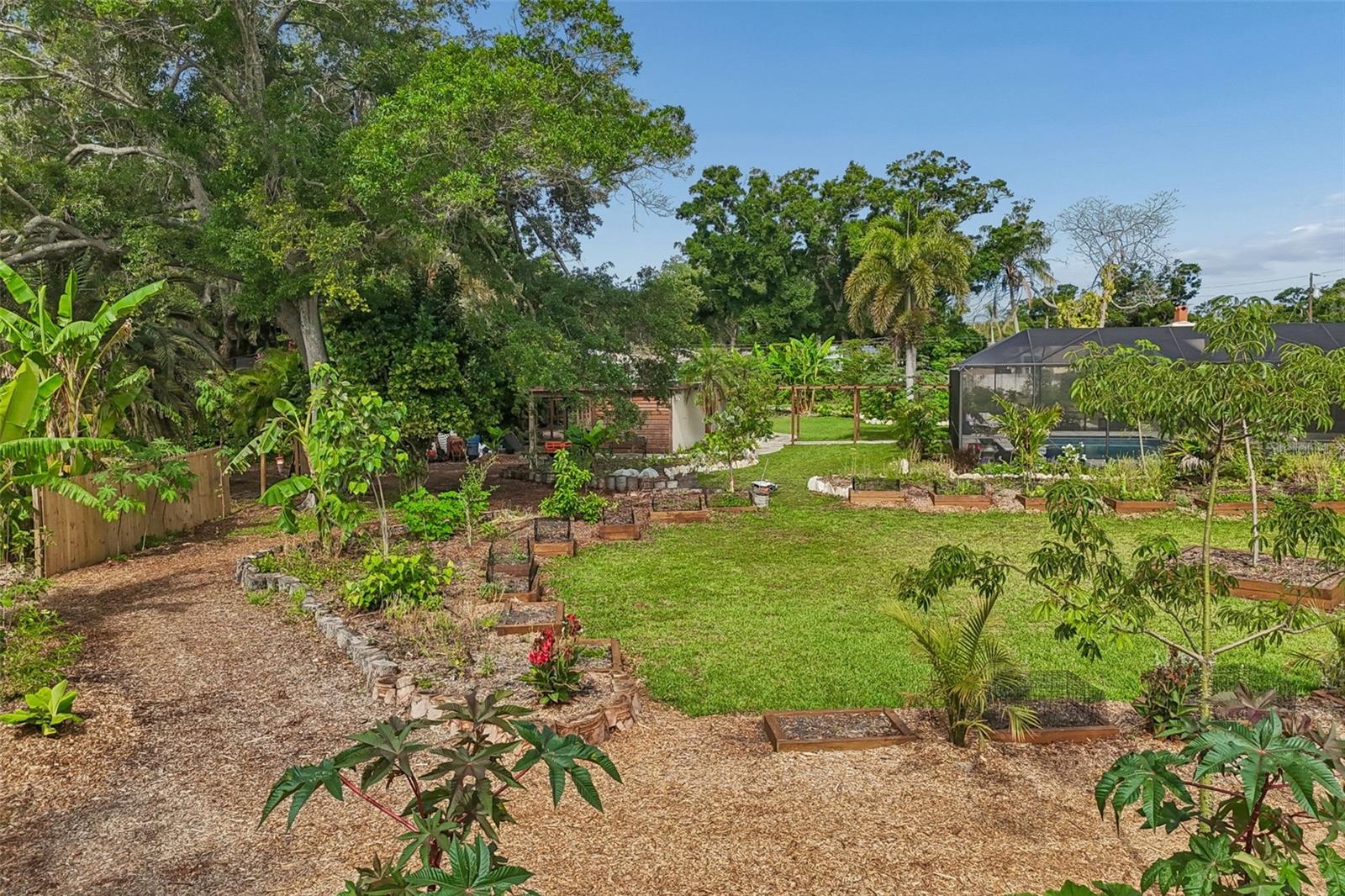 Listing photo id 89 for 1875 Belleair Road