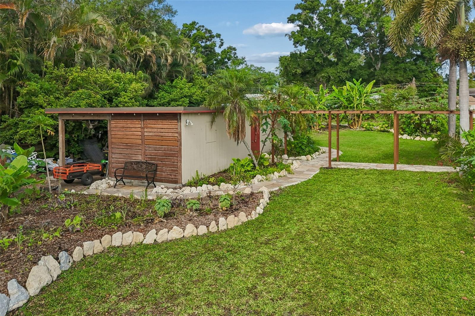 Listing photo id 92 for 1875 Belleair Road