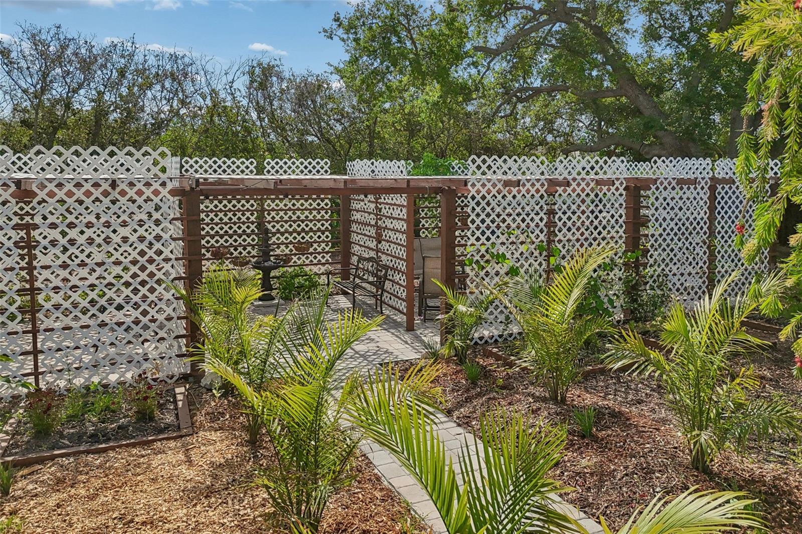 Listing photo id 93 for 1875 Belleair Road