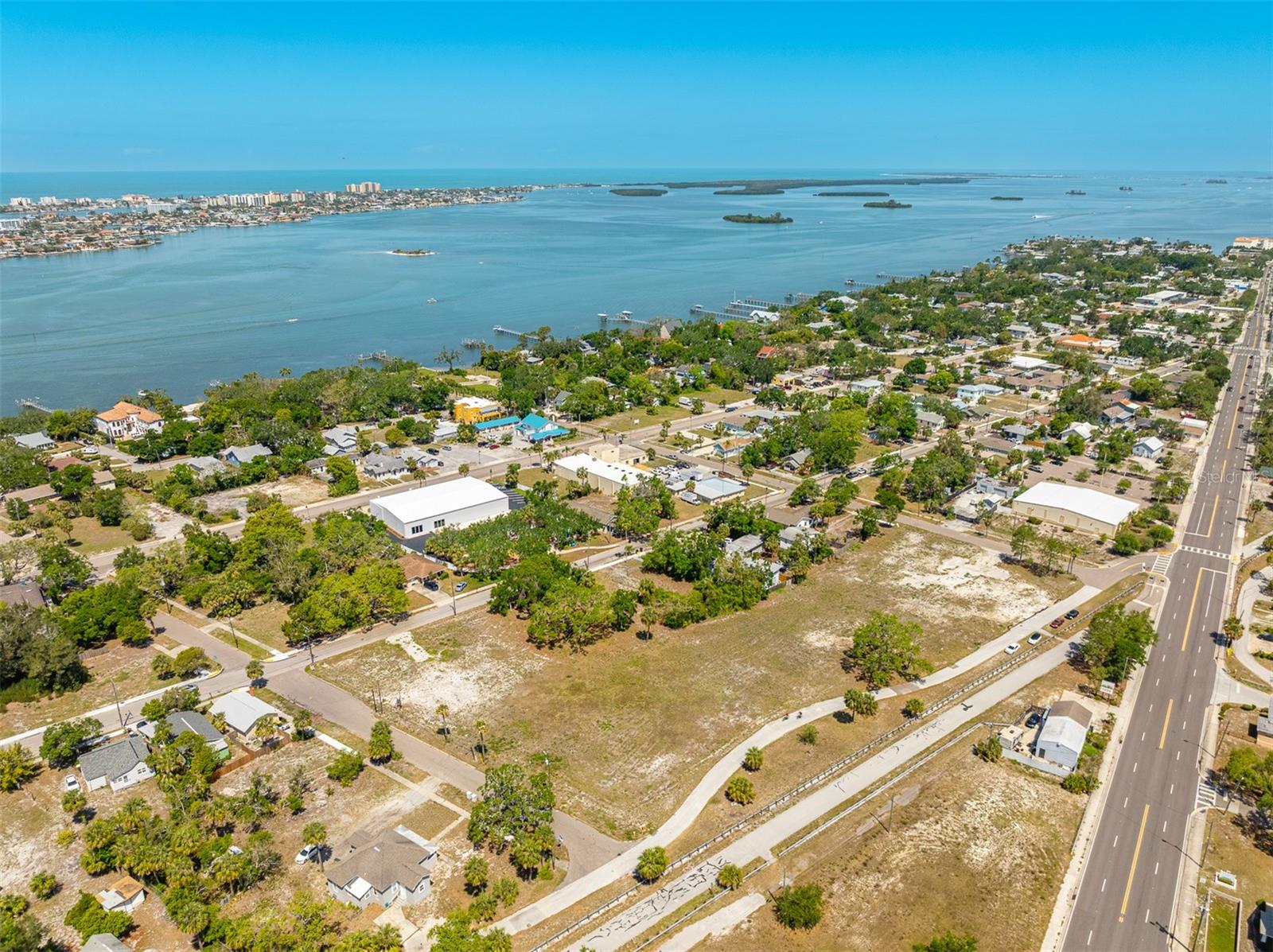 Listing photo id 11 for 611 Palm Bluff Street