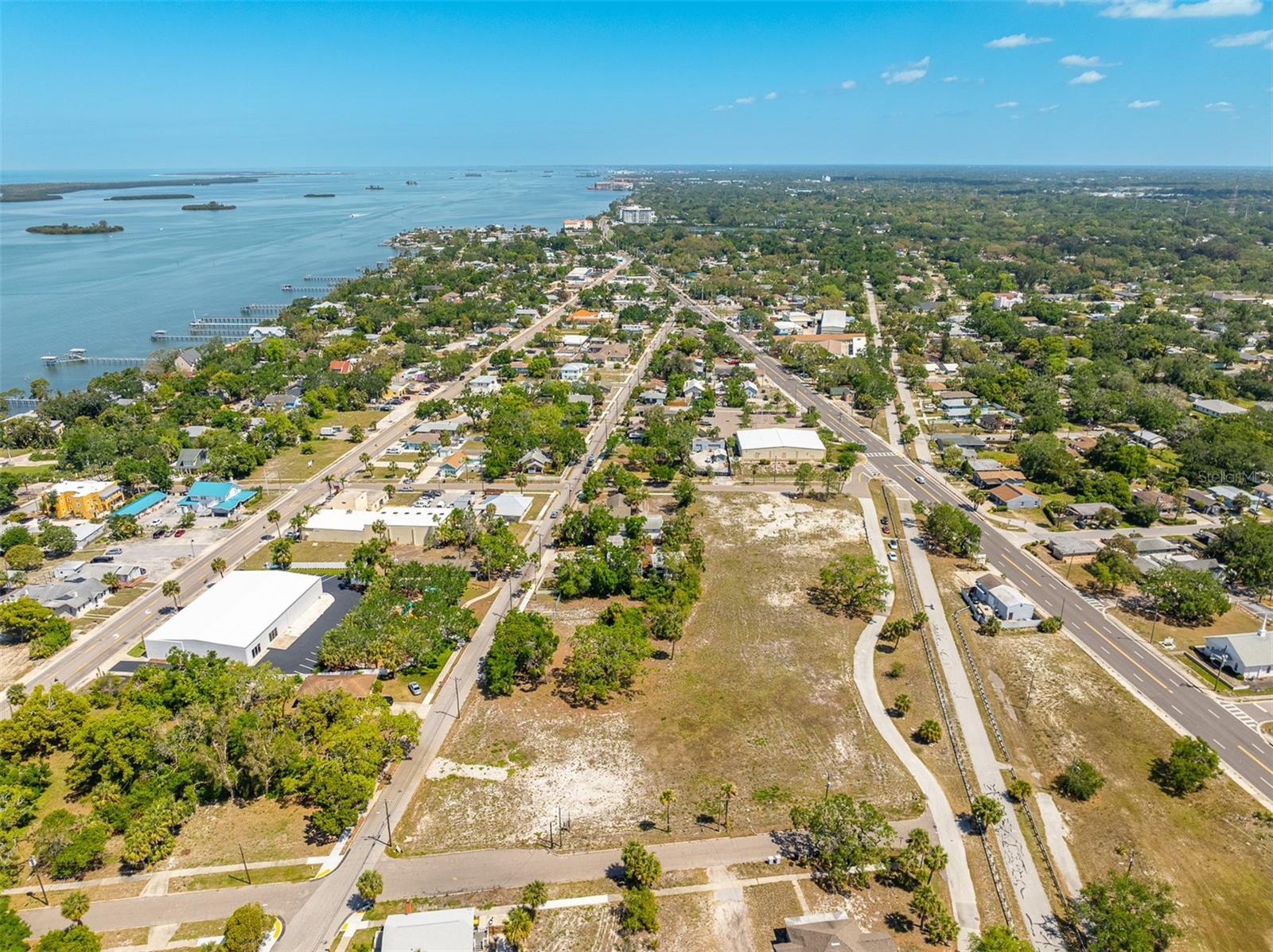 Listing photo id 12 for 611 Palm Bluff Street