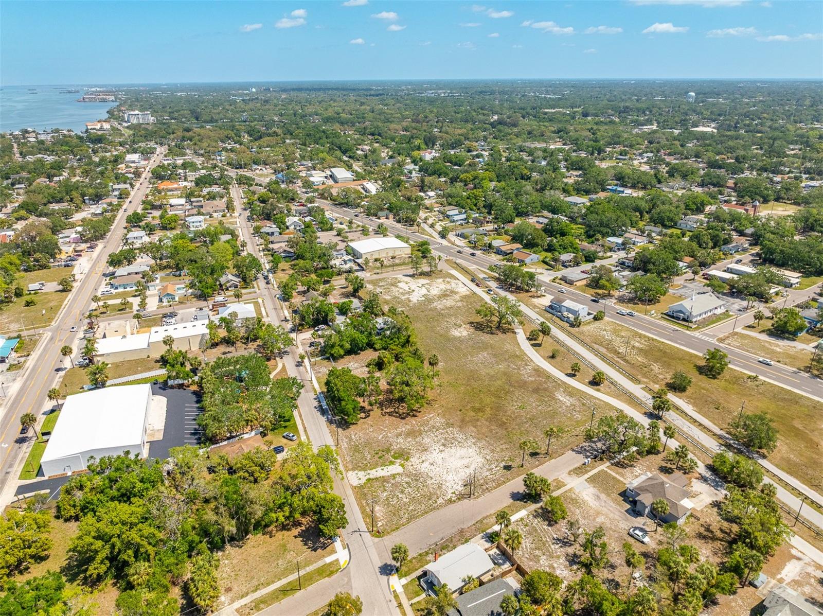 Listing photo id 14 for 611 Palm Bluff Street